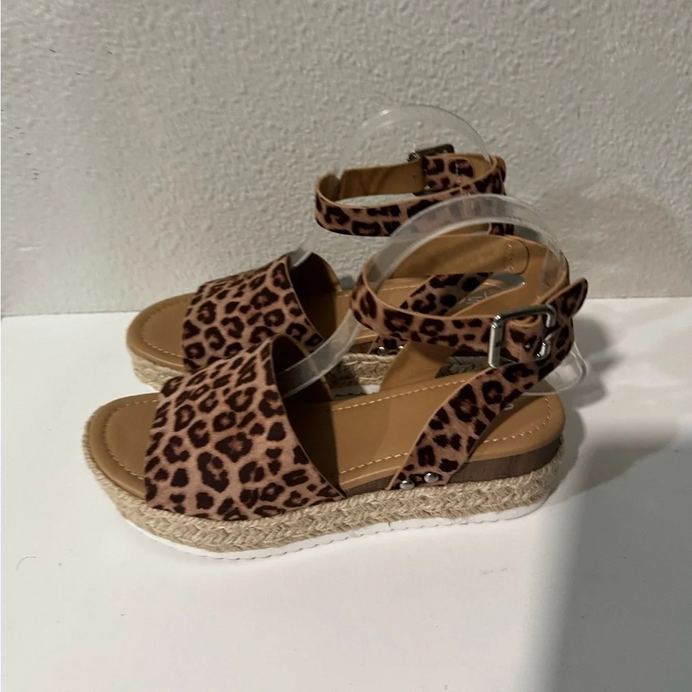 SODA Open Toe Buckle Ankle Strap cheetah Espadrilles Platform wedge size 8
